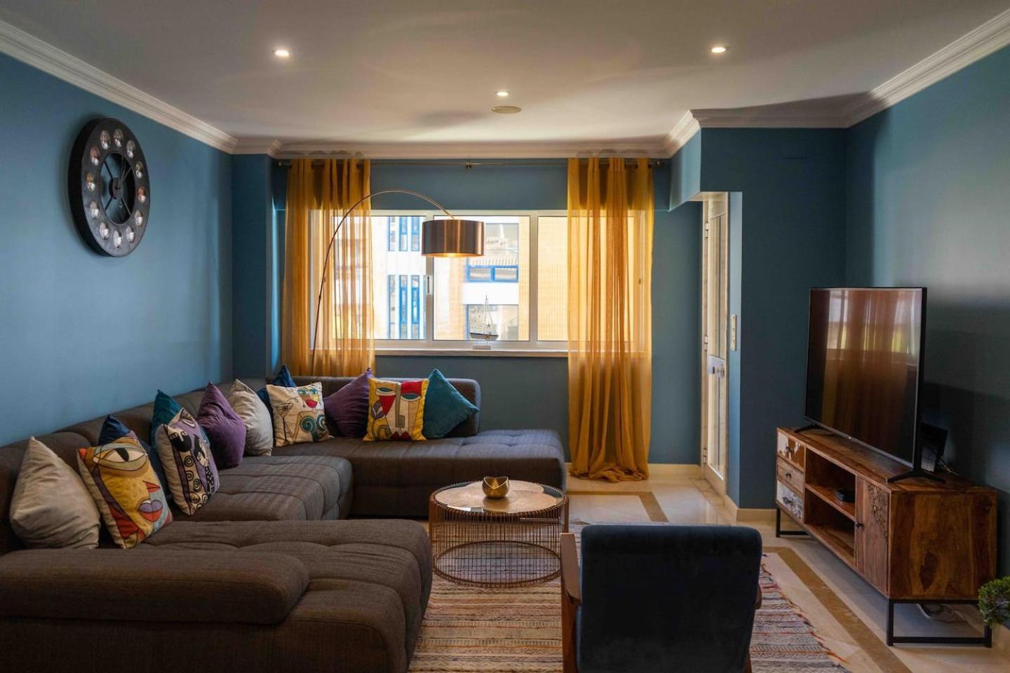 Sea View W Pool, Terrace & Parking Apartment *